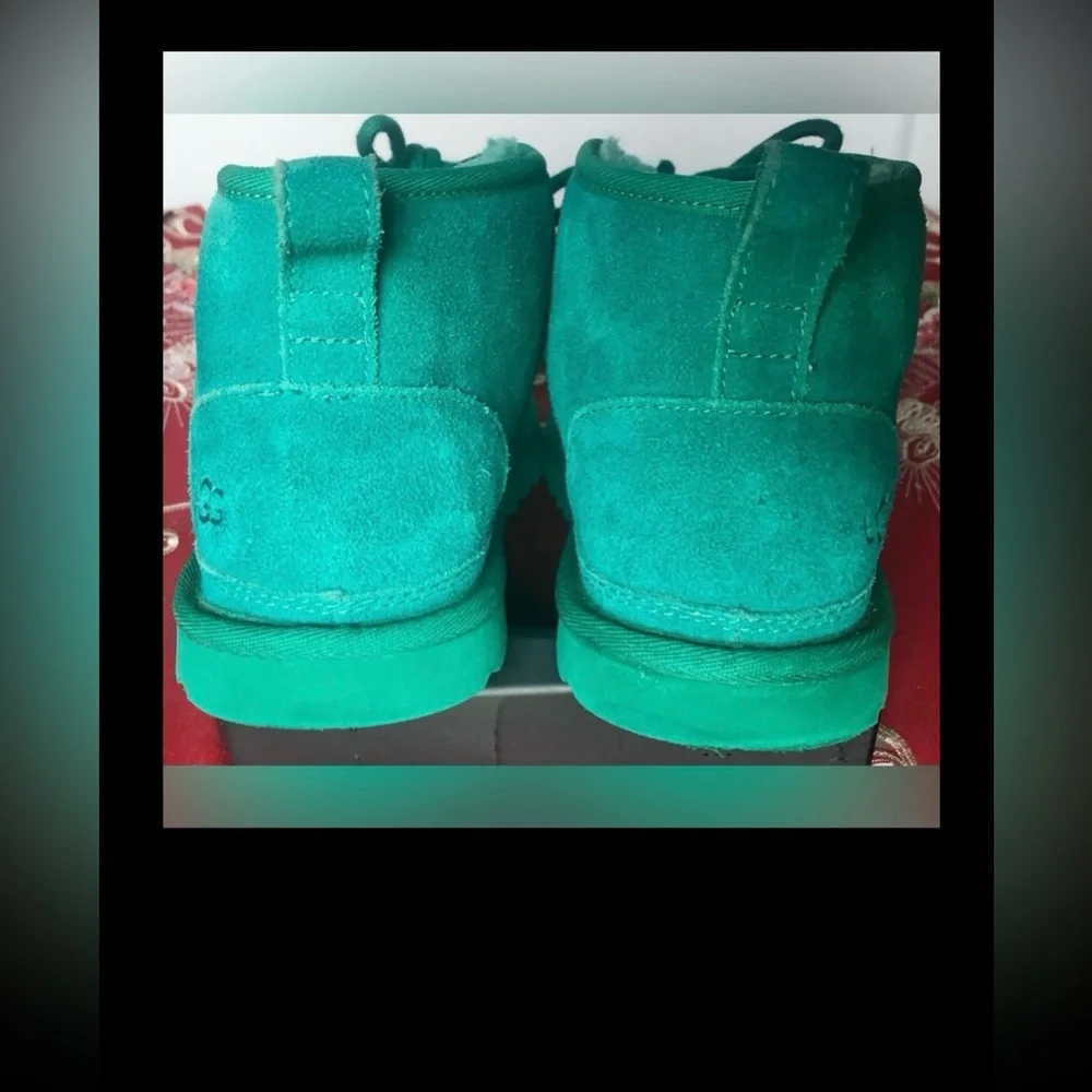UGG Neumel Suede Chukka Boots Wool Lined S/N 1094269 in emerald green size 6